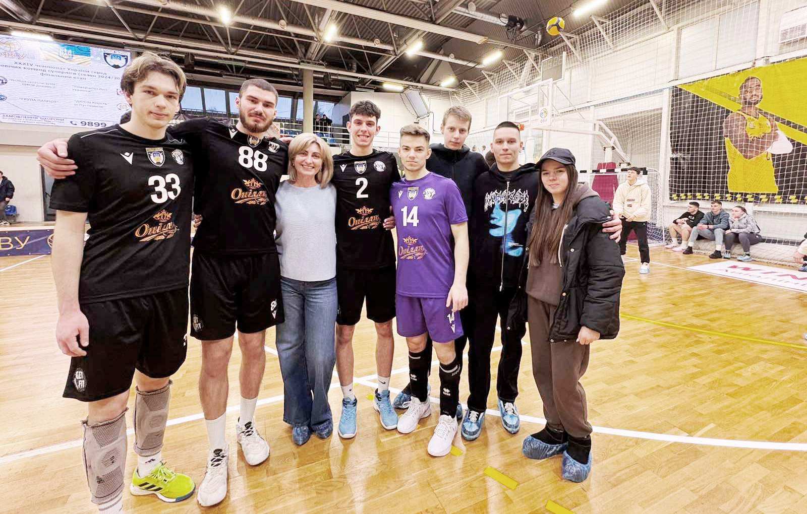 Студенти ТНПУ та група підтримки (зліва на право А. Данелюк, Д. Джуга, О.Сопотницька, І. Шаланкевич, В. Макатуха, М. Сукач, О. Верченко, В.  Садова) 